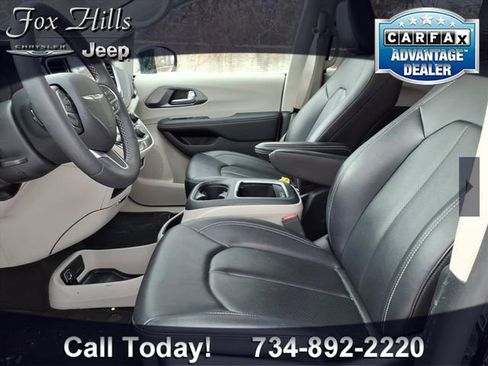 Certified 2024 Chrysler Pacifica Select image 16