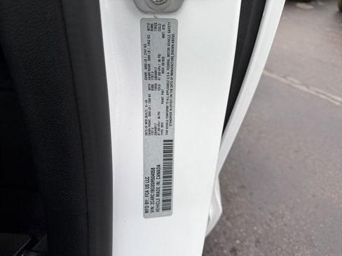 Used 2025 Chrysler Pacifica Select image 32