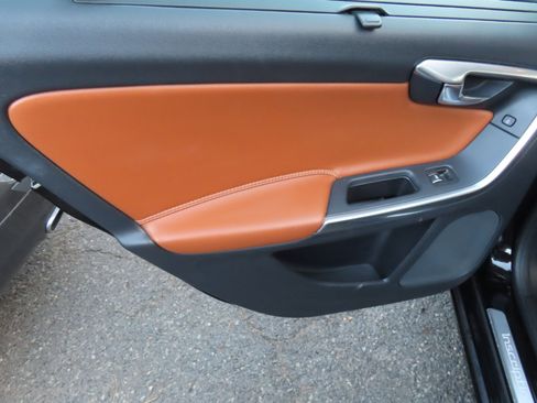 Used 2017 Volvo S60 T5 Inscription image 13