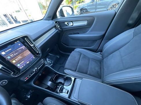 Certified 2025 Volvo XC40 B5 Plus AWD/4WD image 22