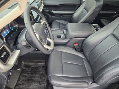 Used 2024 Ford Expedition XLT image 13