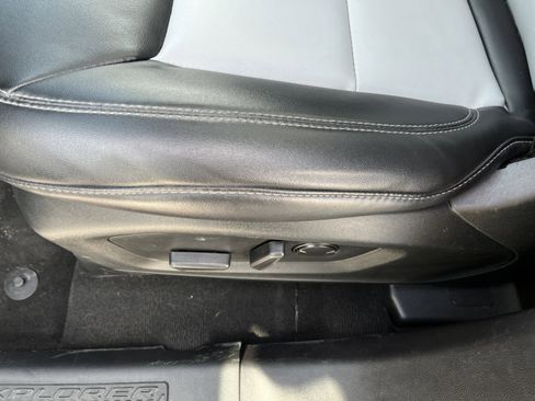 Used 2022 Ford Explorer XLT w/ Equipment Group 202A image 18