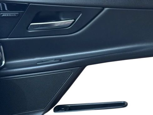 Used 2019 Jaguar XE Premium RWD image 41