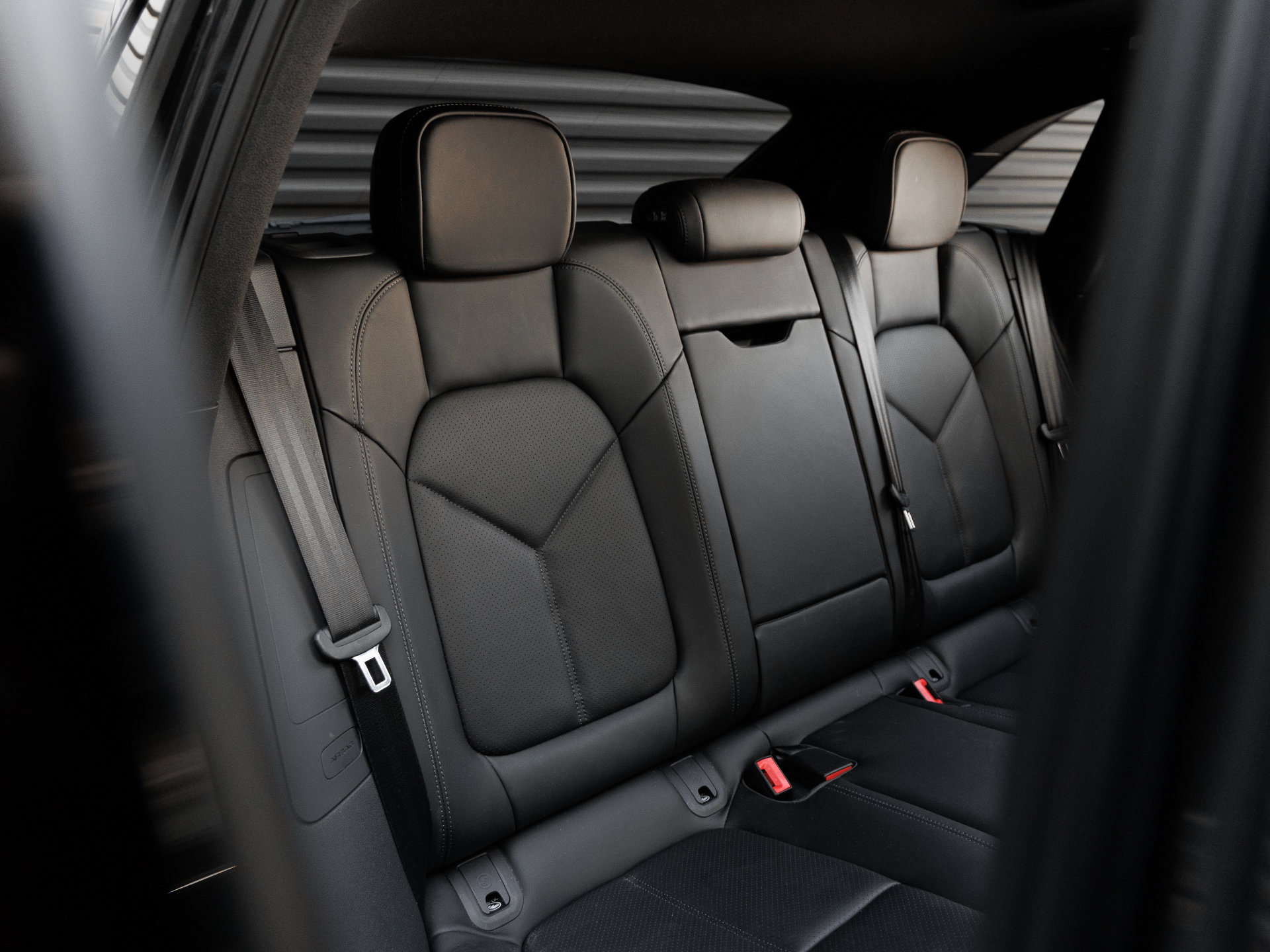 Certified 2026 Porsche Macan Turbo AWD/4WD image 31