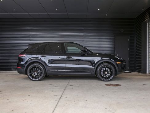 Certified 2023 Porsche Cayenne image 8
