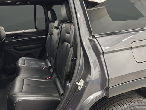 Used 2024 Jeep Grand Cherokee Limited w/ Luxury Tech Group II AWD/4WD image 23