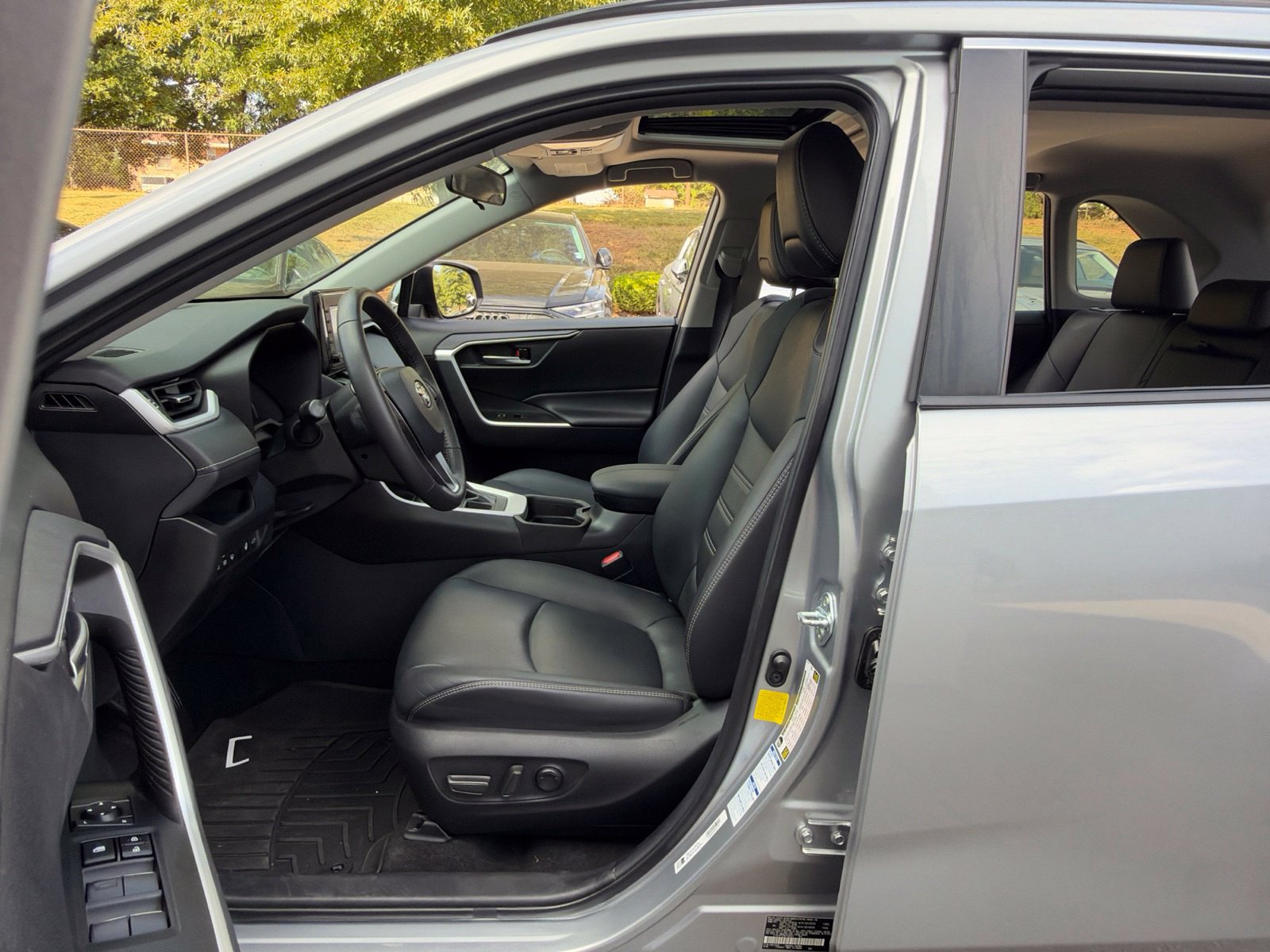 Used 2021 Toyota RAV4 XLE Premium AWD/4WD image 28
