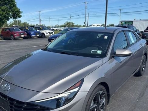 Used 2023 Hyundai Elantra SEL w/ Convenience Package FWD image 3