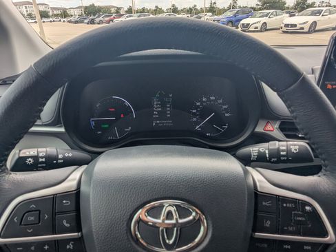 Used 2022 Toyota Sienna XLE FWD image 37