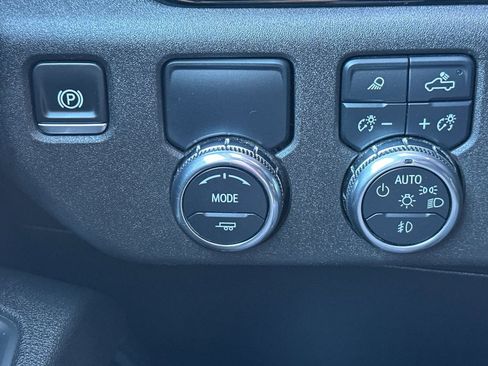 Certified 2025 GMC Sierra 1500 SLT image 34