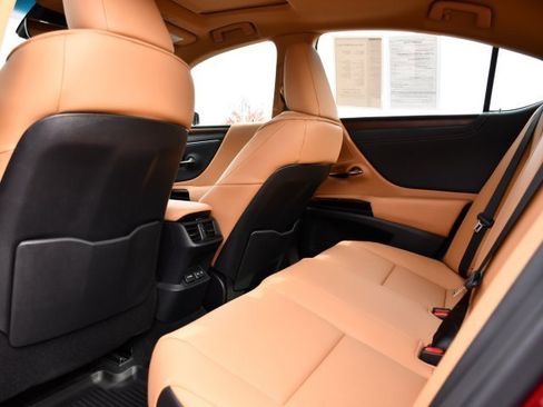 Certified 2025 Lexus ES 300h w/ Premium Package image 18