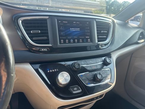 Used 2019 Chrysler Pacifica Touring-L FWD image 17