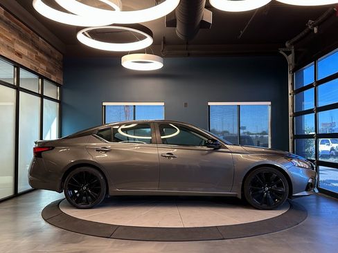 Used 2022 Nissan Altima 2.5 SR w/ Midnight Edition Package image 2