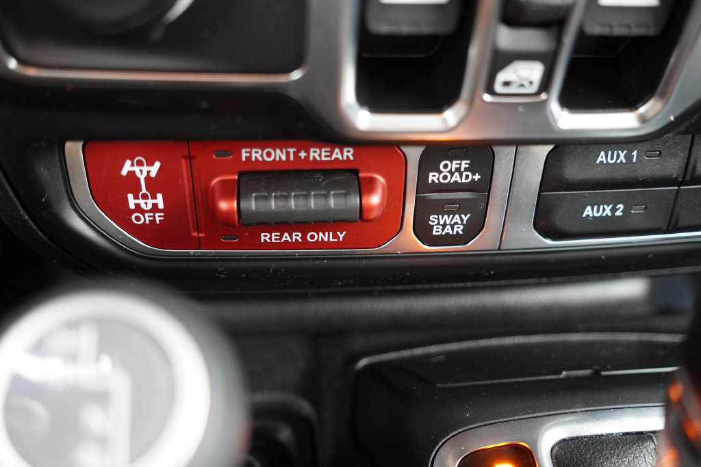 Used 2025 Jeep Wrangler Unlimited Rubicon w/ Convenience Group AWD/4WD image 28