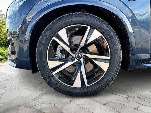 Used 2022 Volvo XC90 T8 R-Design w/ Advanced Package image 9