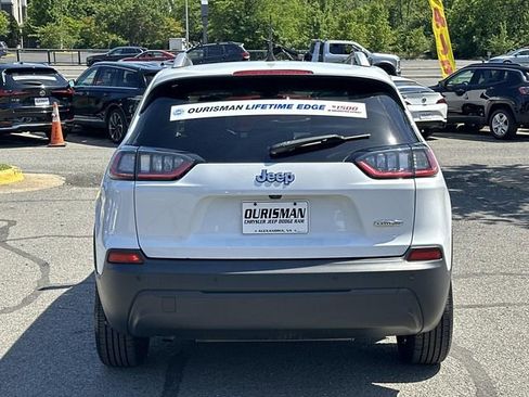 Used 2019 Jeep Cherokee Latitude Plus w/ Comfort/Convenience Group FWD image 4