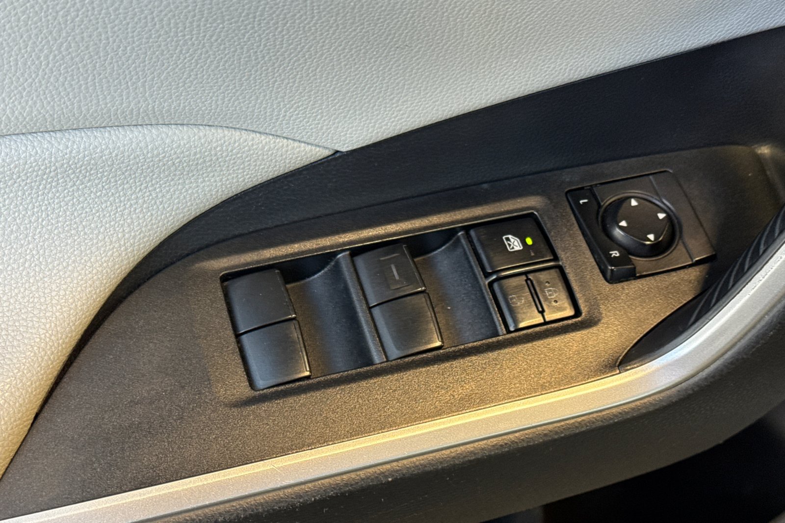 Certified 2019 Toyota RAV4 XLE w/ Carpet Mat Package FWD image 15