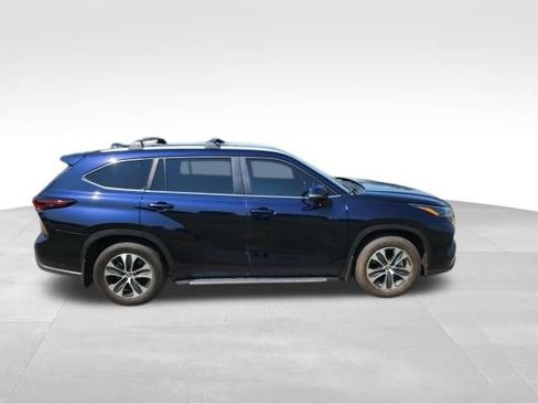 Used 2025 Toyota Highlander XLE FWD image 2