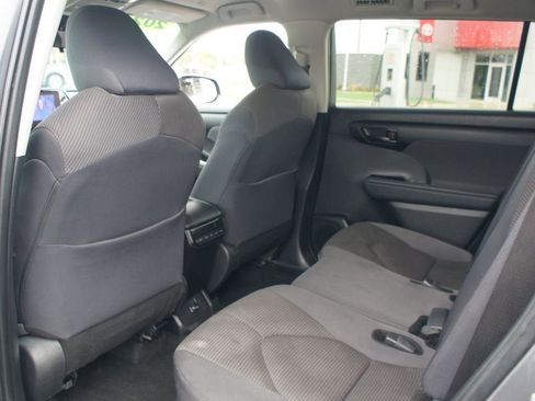 Used 2024 Toyota Highlander LE AWD/4WD image 14