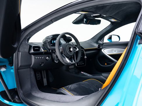 Used 2023 McLaren Artura image 2