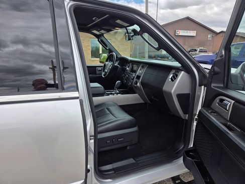 Used 2017 Ford Expedition Limited w/ Equipment Group 301A AWD/4WD image 18