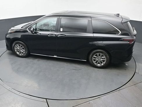 Certified 2025 Toyota Sienna XLE image 48