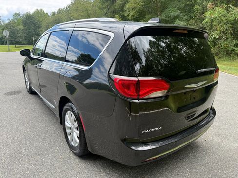 Used 2019 Chrysler Pacifica Touring-L image 10