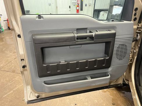 Used 2014 Ford F550 2WD Regular Cab Super Duty image 12