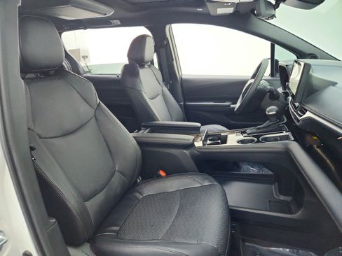 Used 2025 Toyota Sienna Limited FWD image 30