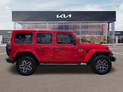Used 2025 Jeep Wrangler Unlimited Sahara AWD/4WD image 3