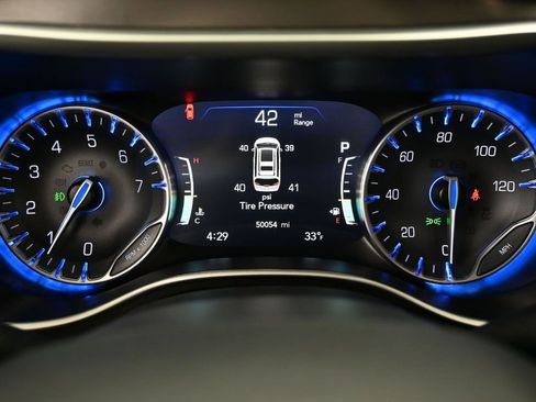 Used 2024 Chrysler Pacifica Touring-L image 21