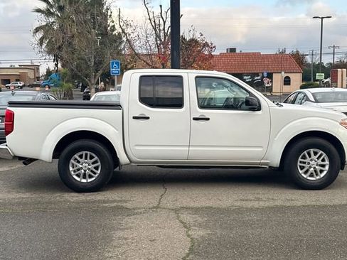 Used 2017 Nissan Frontier SV image 3