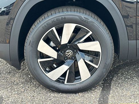 New 2025 Volkswagen Atlas Cross Sport SE image 9
