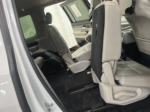 Certified 2022 Jeep Wagoneer Series III w/ Premium Group I AWD/4WD image 30