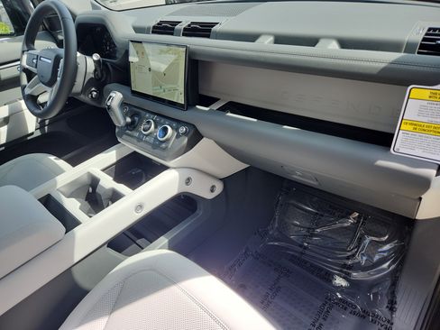Used 2025 Land Rover Defender 130 S image 26