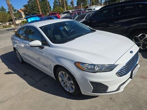 Used 2019 Ford Fusion SE image 2