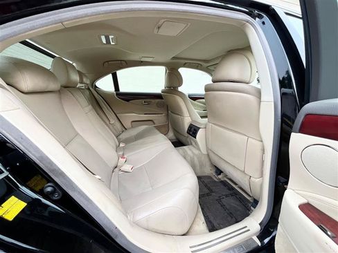 Used 2011 Lexus LS 460 w/ Comfort Pkg RWD image 18