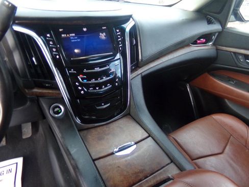 Used 2015 Cadillac Escalade ESV Premium image 27