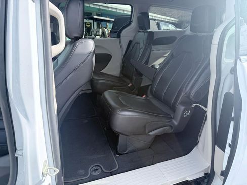 Used 2024 Chrysler Pacifica Touring-L image 17