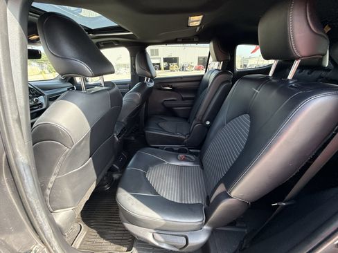 Used 2021 Toyota Highlander XSE FWD image 26