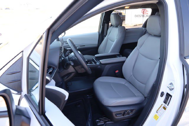 Used 2025 Toyota Sienna XLE w/ XLE Plus Package AWD/4WD image 11