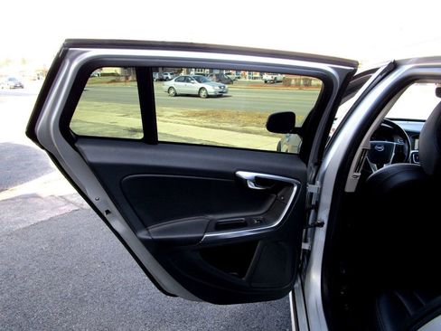 Used 2015 Volvo V60 T5 Cross Country w/ Convenience Package image 34