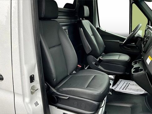 Used 2025 Mercedes-Benz Sprinter 2500 image 30