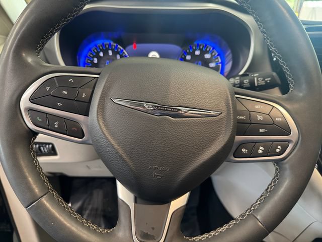 Used 2023 Chrysler Pacifica Touring-L FWD image 21