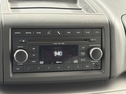 Used 2011 Volkswagen Routan SE image 18