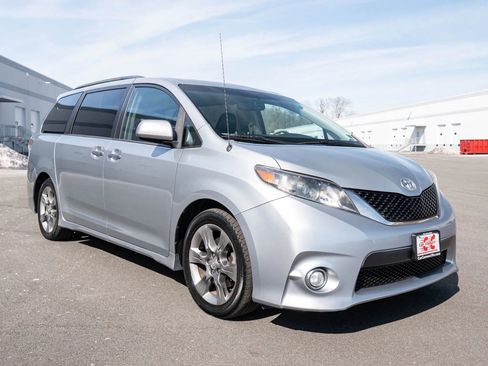 Used 2014 Toyota Sienna SE FWD image 8