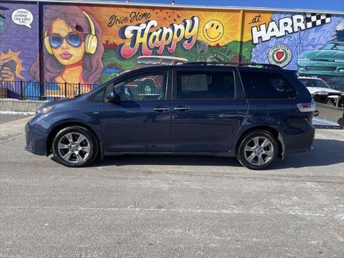 Certified 2020 Toyota Sienna SE w/ SE Preferred Package image 2