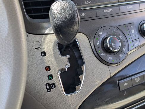 Used 2012 Toyota Sienna LE FWD image 12