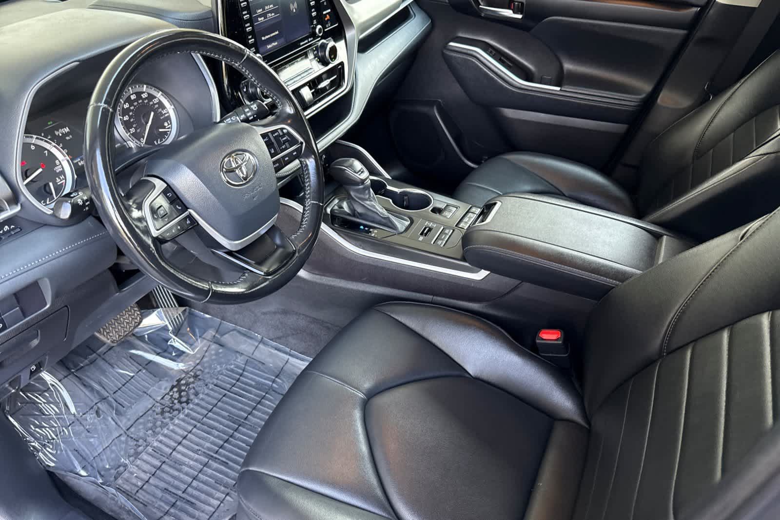 Used 2022 Toyota Highlander XLE AWD/4WD image 11