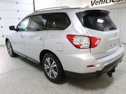 Used 2019 Nissan Pathfinder SL image 3